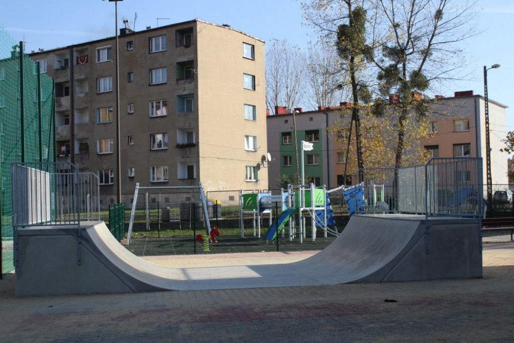 Centrum aktywności gotowe. Rolkowisko, plac zabaw i ścieżka zdrowia