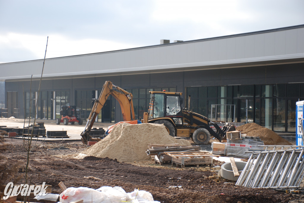 Świerklaniec. Budowa centrum handlowego przy parku
