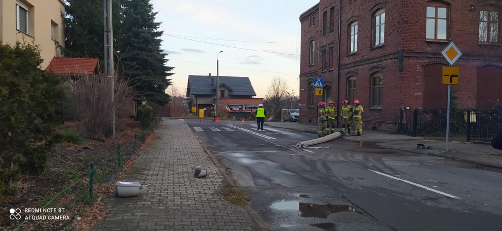 Wywrócony słup, dwa uszkodzone autobusy