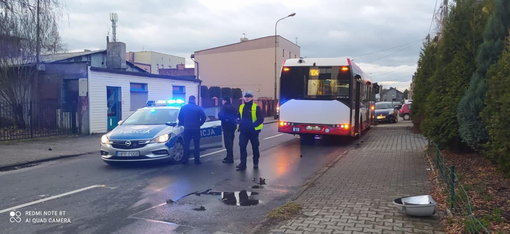 Wywrócony słup, dwa uszkodzone autobusy