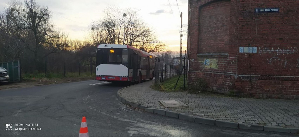 Wywrócony słup, dwa uszkodzone autobusy