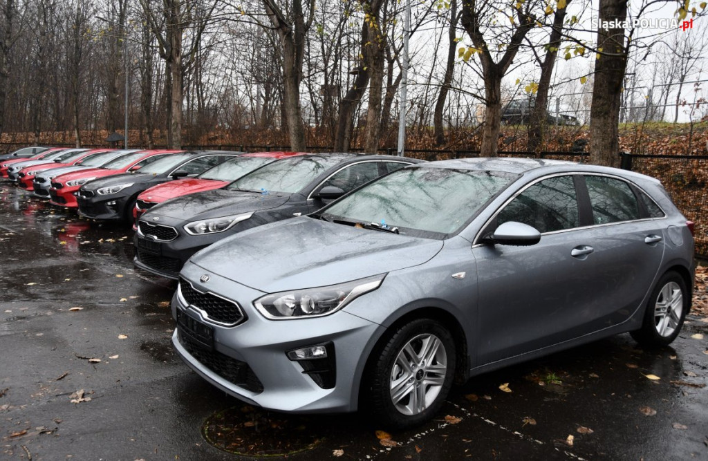 Nowe, cywilne radiowozy dla policji