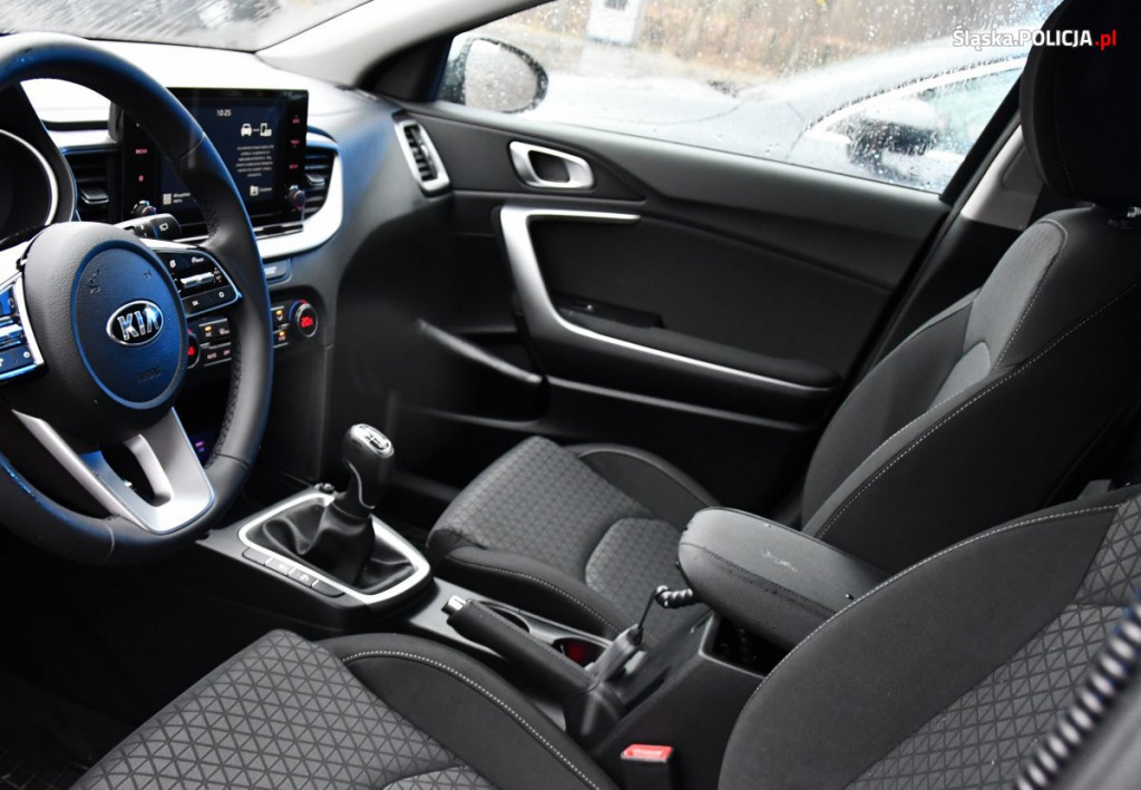 Nowe, cywilne radiowozy dla policji