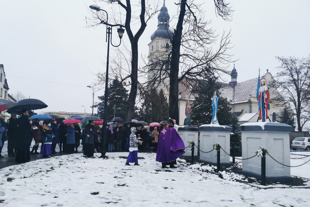 Figury przy kościele odzyskały dawny blask