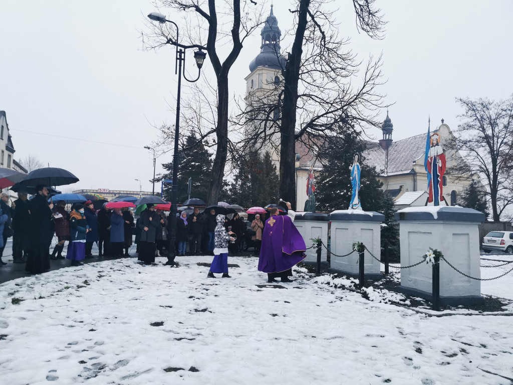 Figury przy kościele odzyskały dawny blask