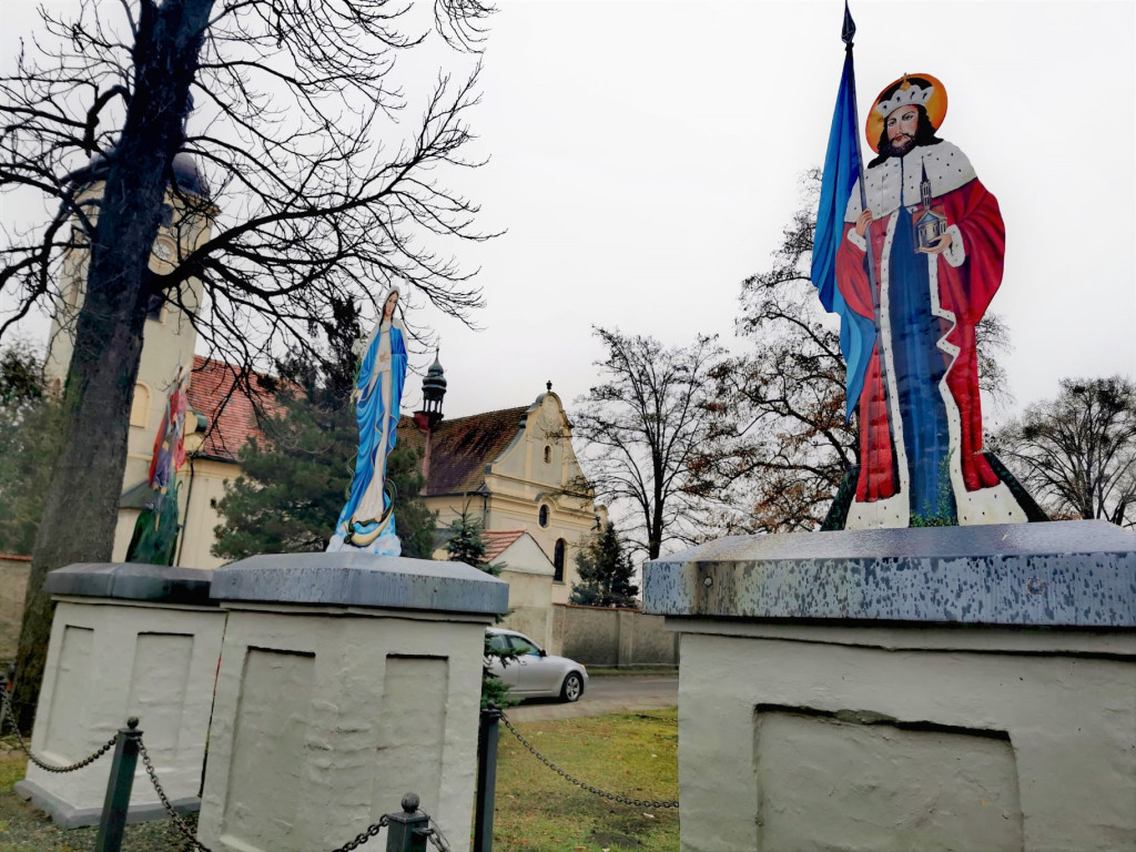 Figury przy kościele odzyskały dawny blask