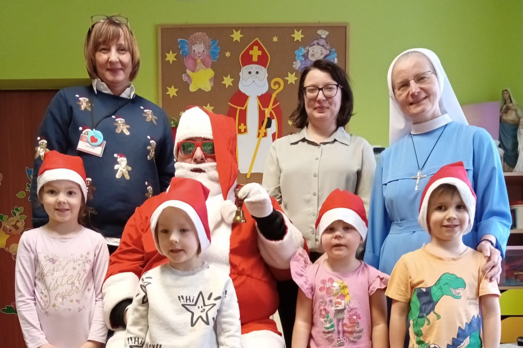 Mieszkańcy kupowali prezenty, Mikołaj je wręczył