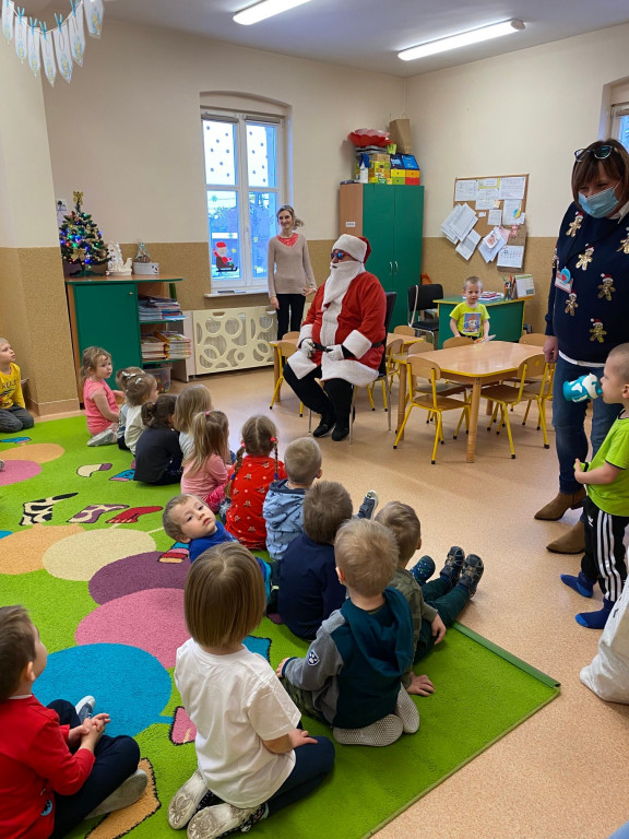 Mieszkańcy kupowali prezenty, Mikołaj je wręczył