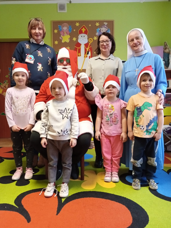 Mieszkańcy kupowali prezenty, Mikołaj je wręczył