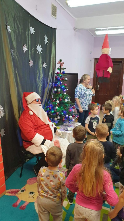 Mieszkańcy kupowali prezenty, Mikołaj je wręczył