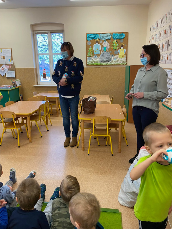 Mieszkańcy kupowali prezenty, Mikołaj je wręczył