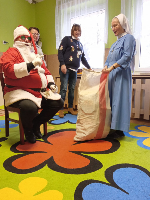 Mieszkańcy kupowali prezenty, Mikołaj je wręczył