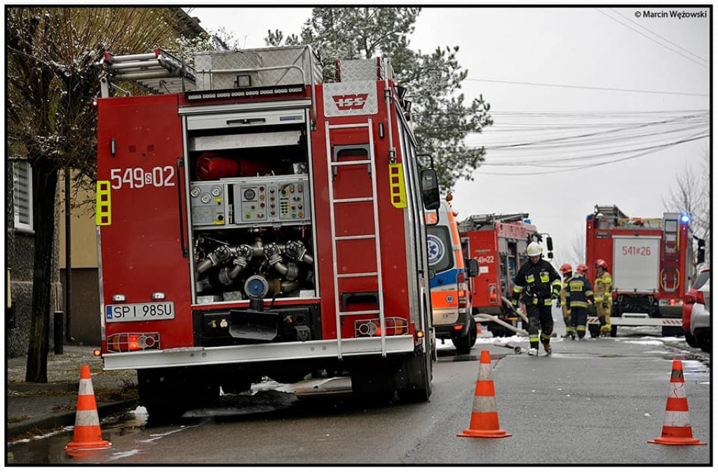Pożar samochodu, poszkodowani dwaj mężczyźni