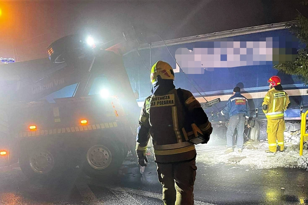 O krok od tragedii. TIR przewoził 20 ton...