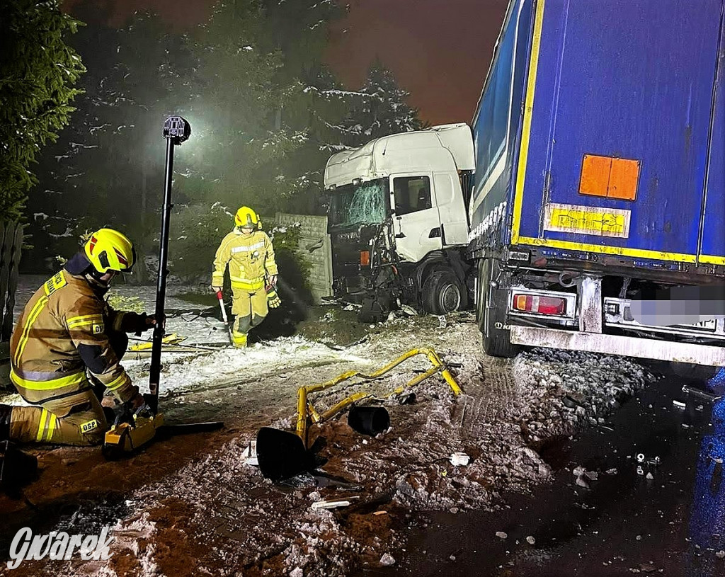 O krok od tragedii. TIR przewoził 20 ton...