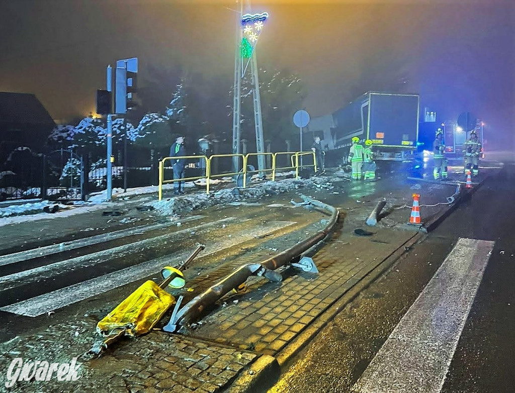O krok od tragedii. TIR przewoził 20 ton...