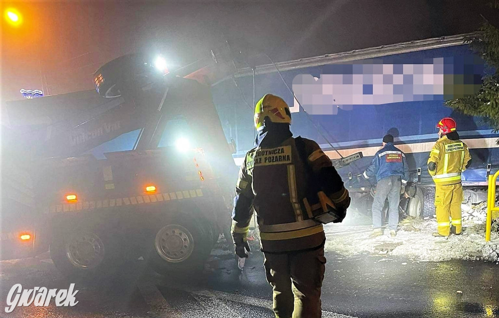 O krok od tragedii. TIR przewoził 20 ton...