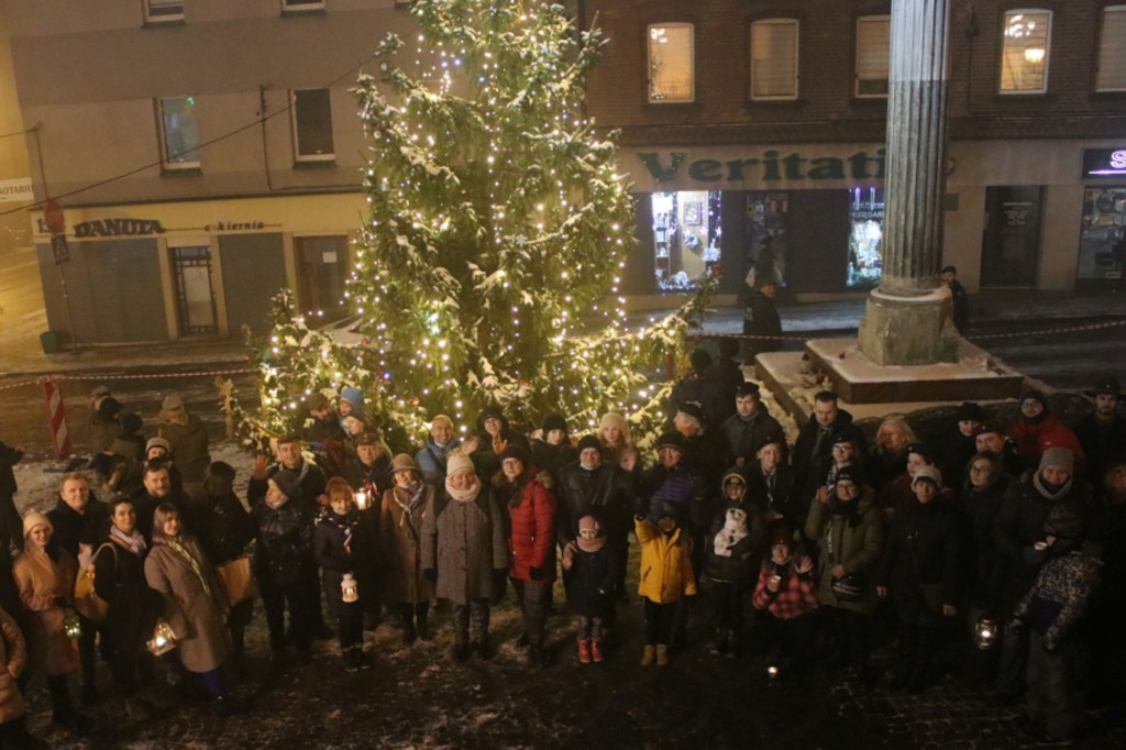 Choinka w Piekarach Śląskich rozświetlona