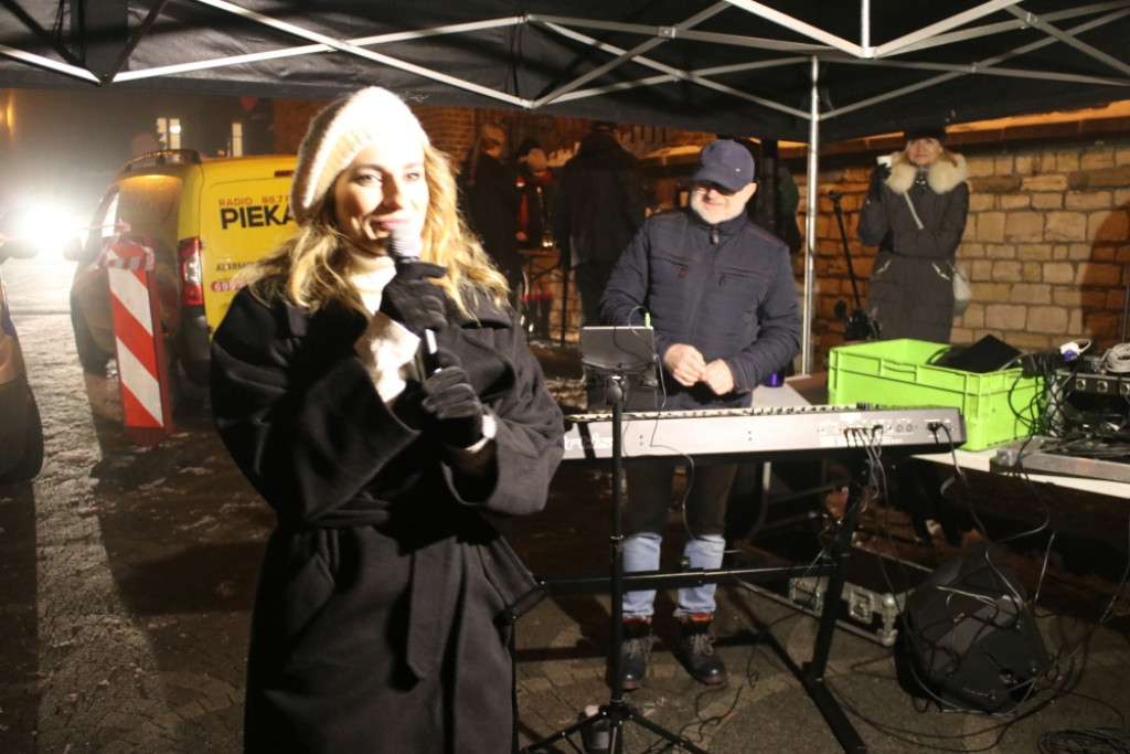 Choinka w Piekarach Śląskich rozświetlona