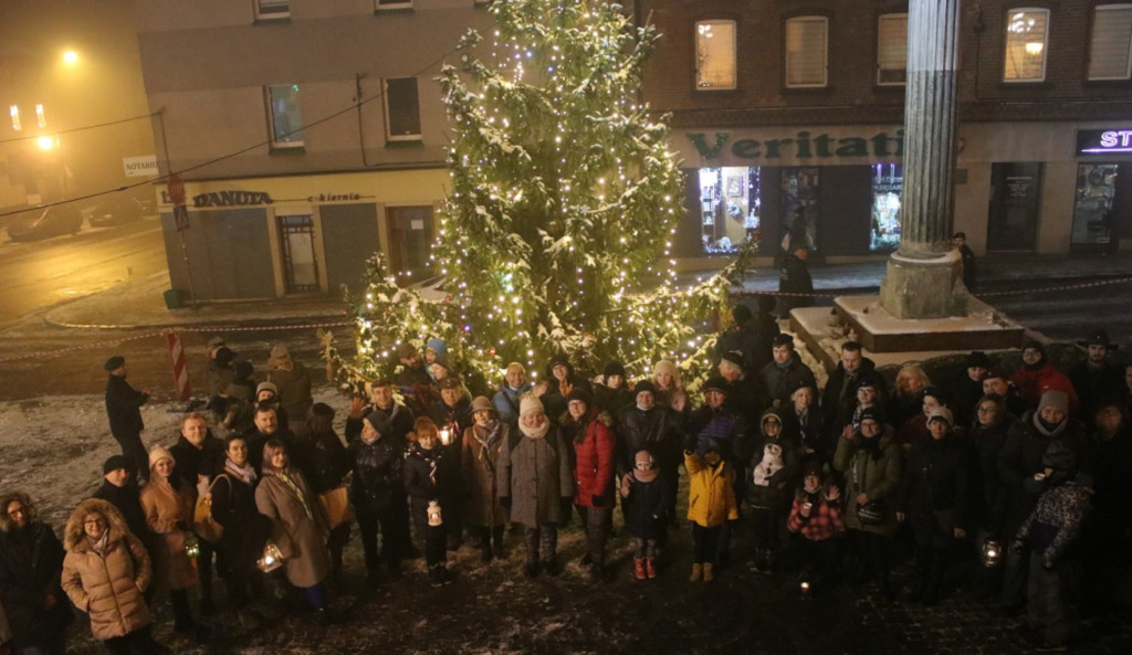 Choinka w Piekarach Śląskich rozświetlona