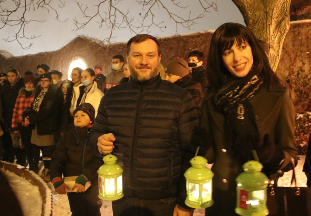 Choinka w Piekarach Śląskich rozświetlona