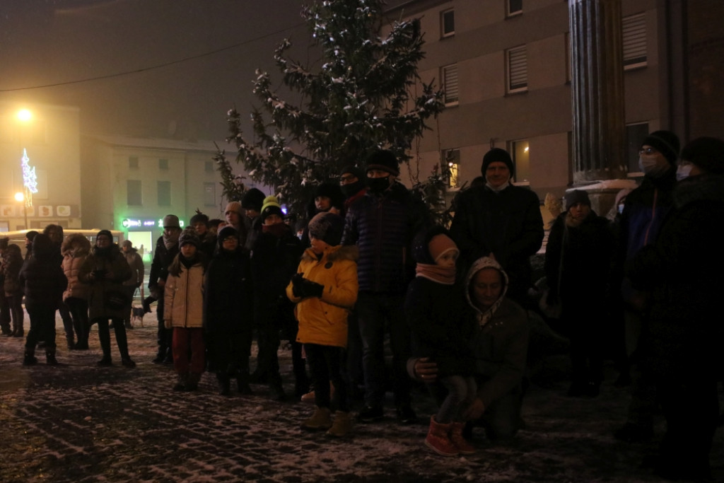 Choinka w Piekarach Śląskich rozświetlona