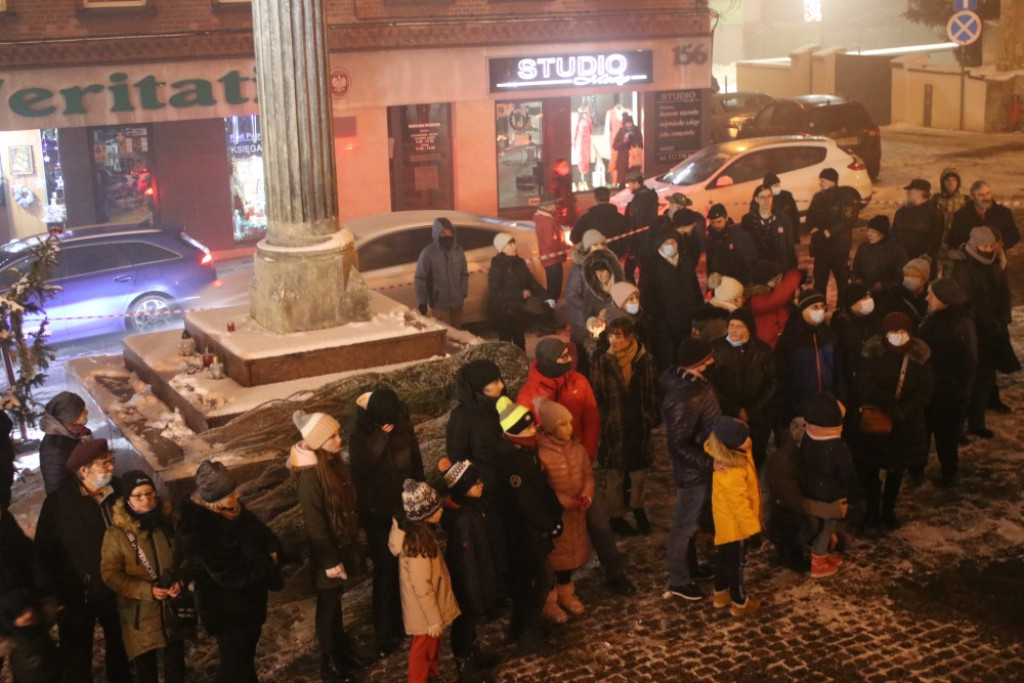 Choinka w Piekarach Śląskich rozświetlona