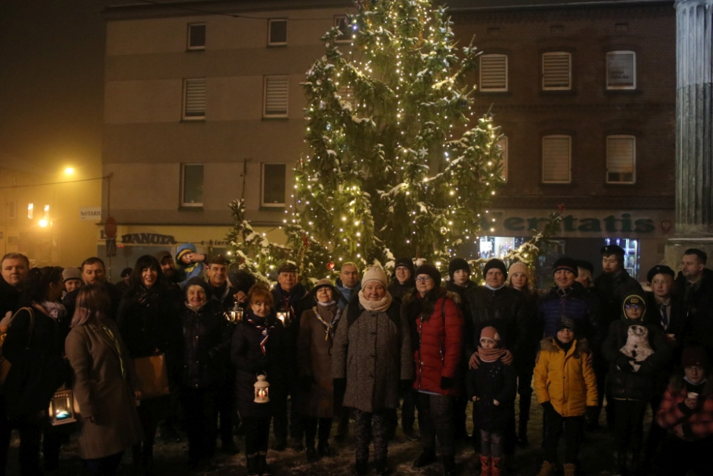 Choinka w Piekarach Śląskich rozświetlona