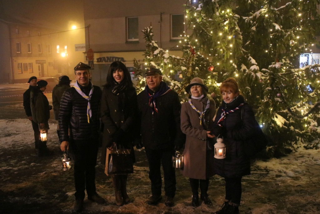 Choinka w Piekarach Śląskich rozświetlona