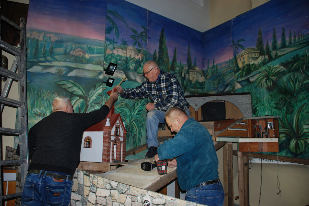 Budowa ruchomej szopki w Orzechu