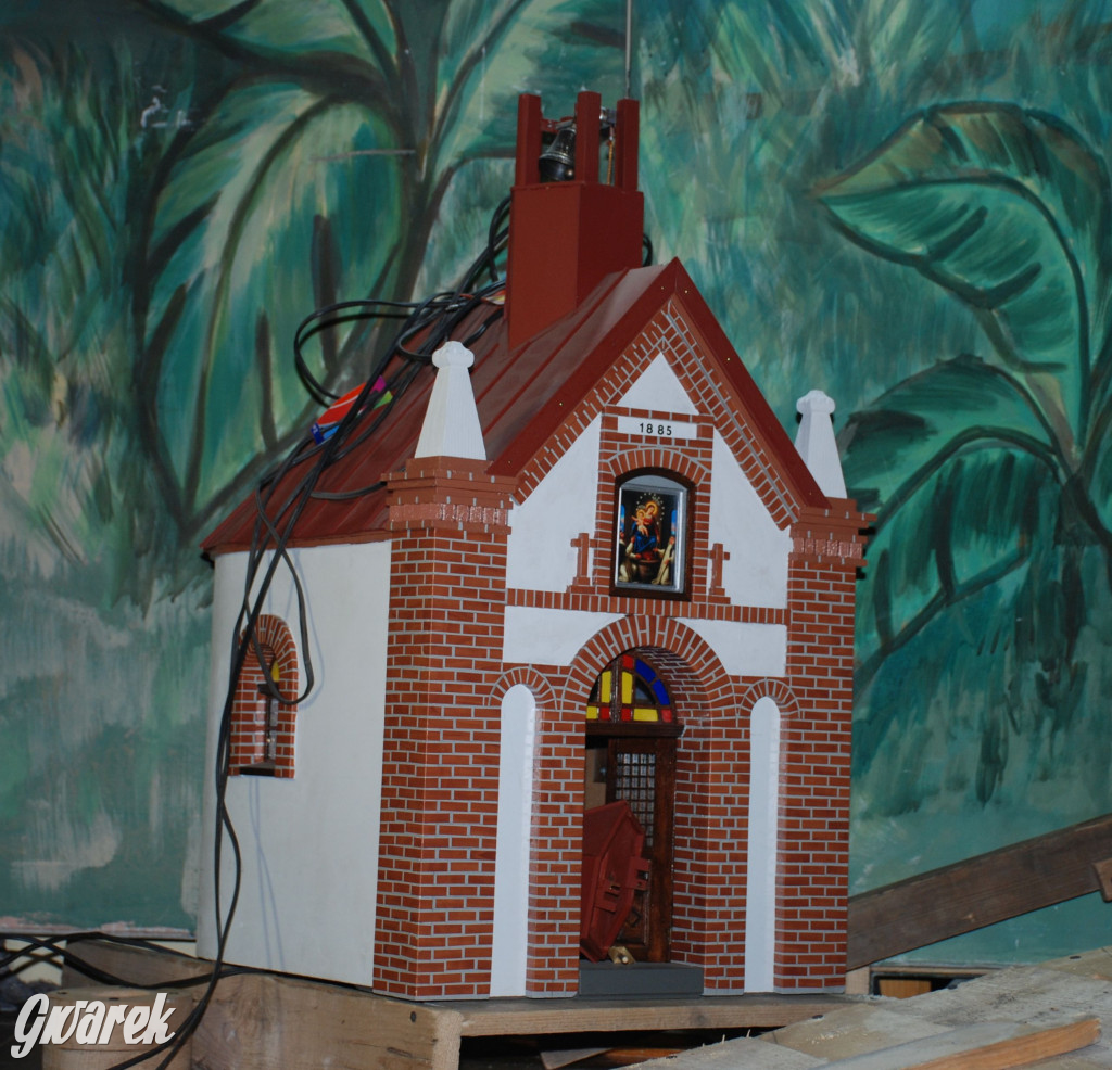 Budowa ruchomej szopki w Orzechu