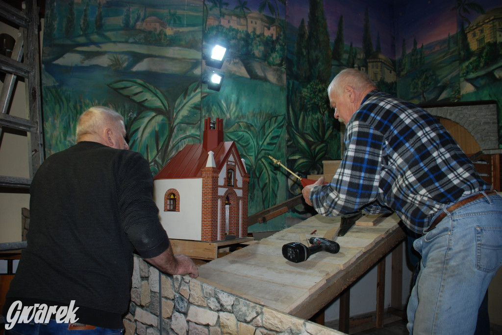 Budowa ruchomej szopki w Orzechu