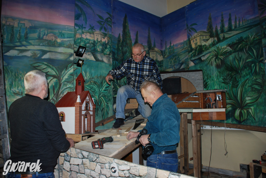 Budowa ruchomej szopki w Orzechu