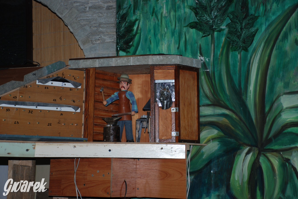 Budowa ruchomej szopki w Orzechu