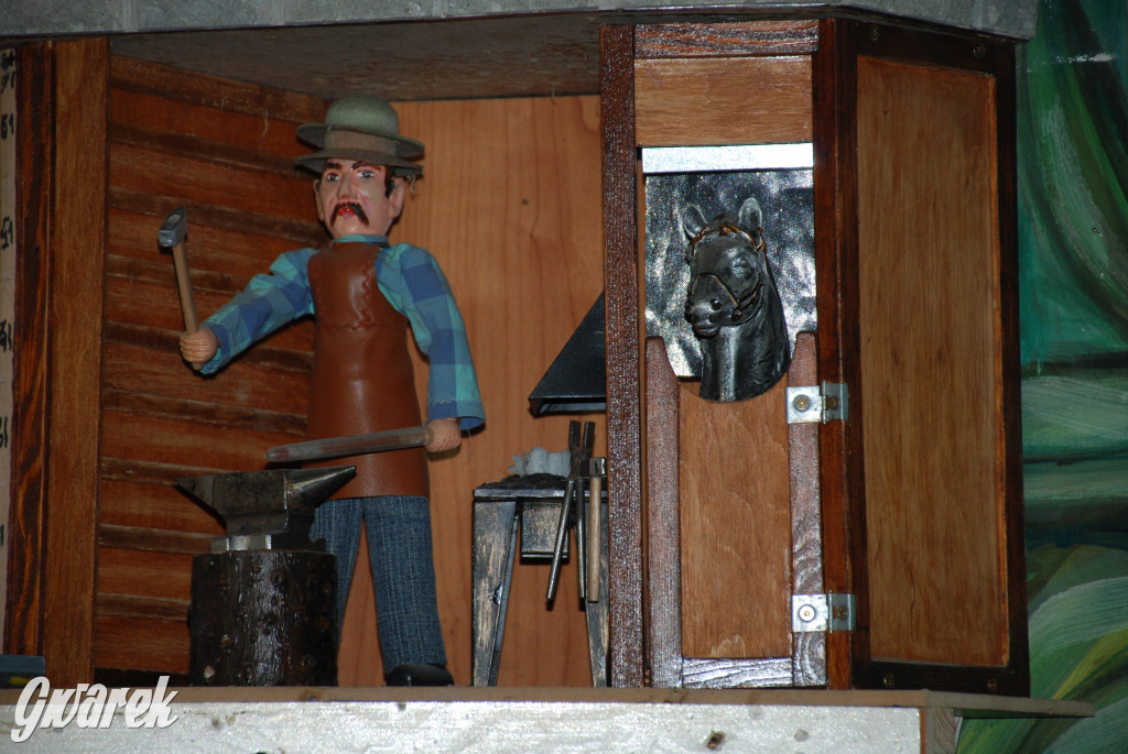 Budowa ruchomej szopki w Orzechu