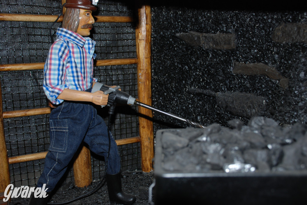 Budowa ruchomej szopki w Orzechu