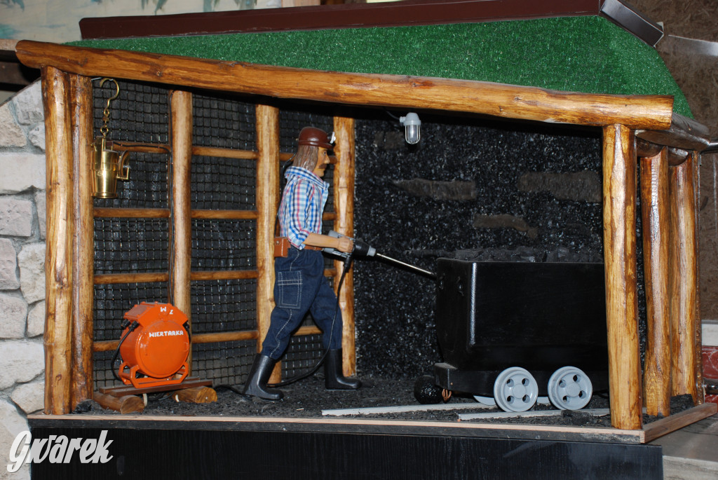 Budowa ruchomej szopki w Orzechu