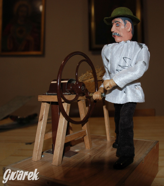 Budowa ruchomej szopki w Orzechu