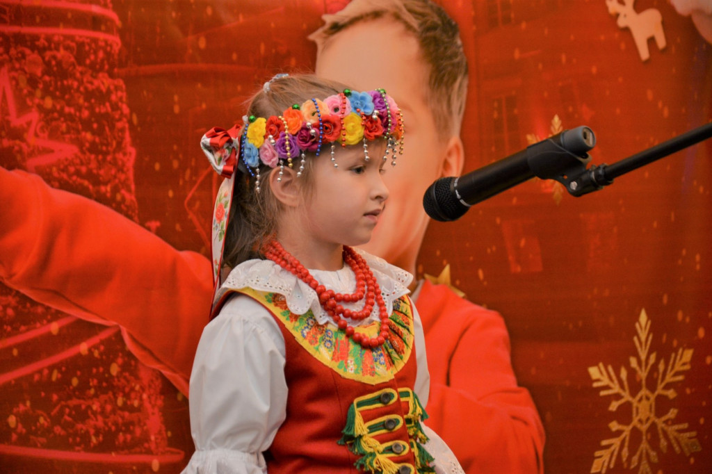 Przedszkolacy na scenie. Świąteczna piosenka