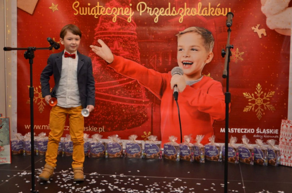 Przedszkolacy na scenie. Świąteczna piosenka