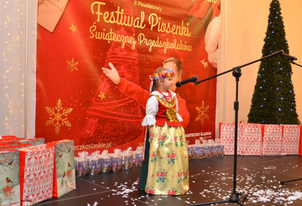 Przedszkolacy na scenie. Świąteczna piosenka