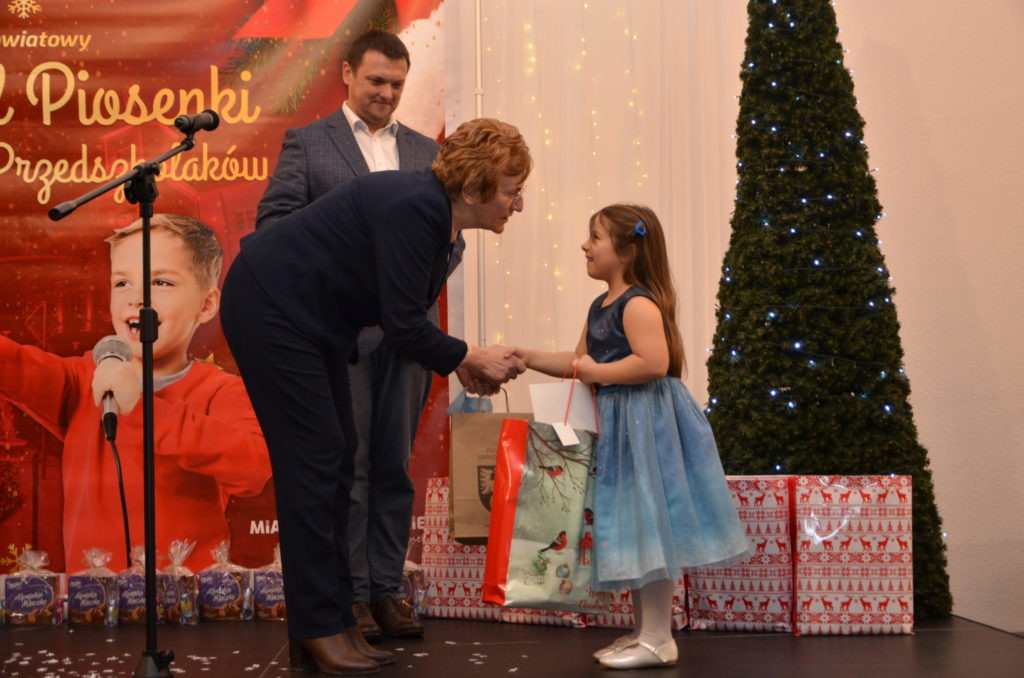 Przedszkolacy na scenie. Świąteczna piosenka