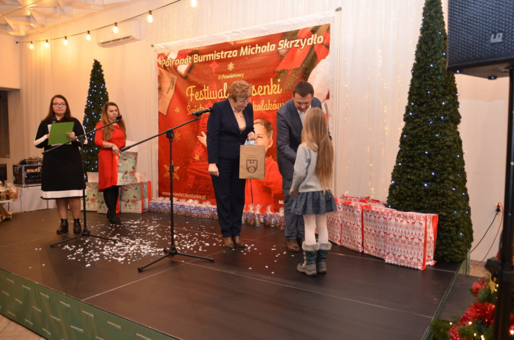 Przedszkolacy na scenie. Świąteczna piosenka