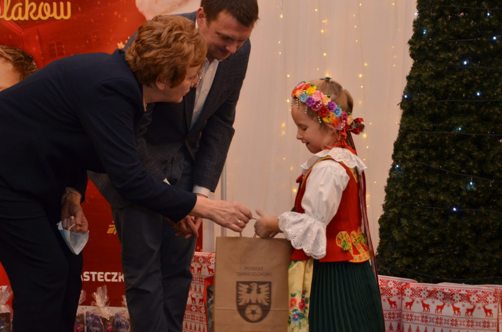 Przedszkolacy na scenie. Świąteczna piosenka