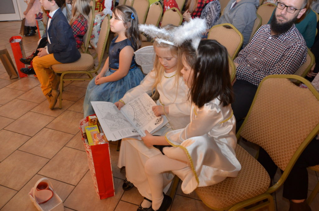 Przedszkolacy na scenie. Świąteczna piosenka