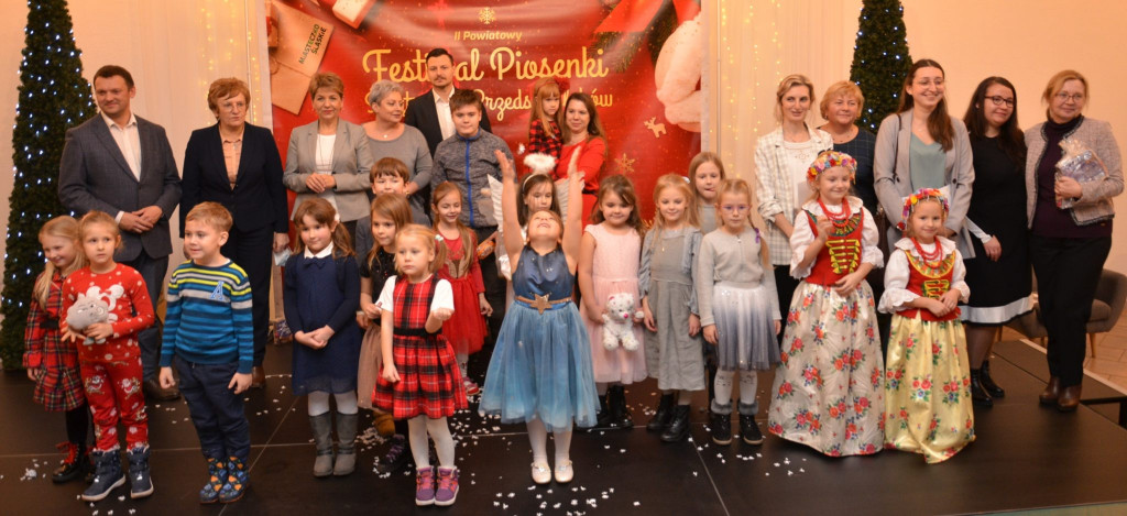 Przedszkolacy na scenie. Świąteczna piosenka