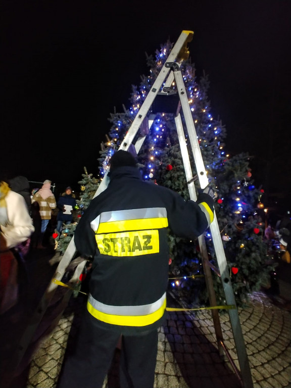 Wspólne strojenie choinki w Orzechu