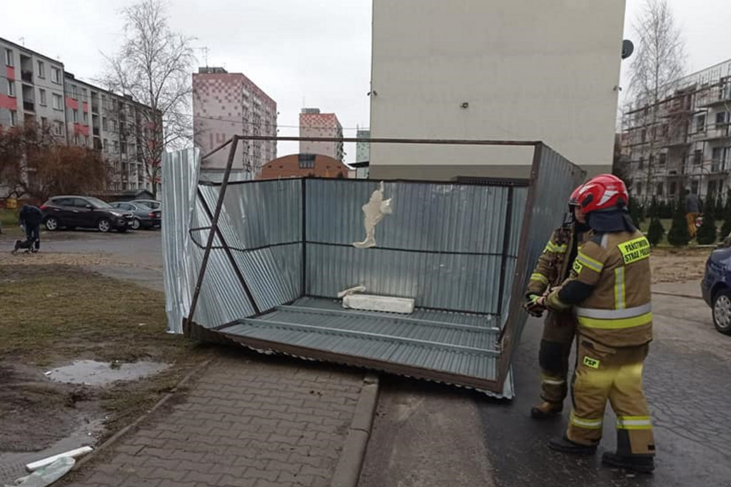 Wiatr przewrócił blaszany garaż