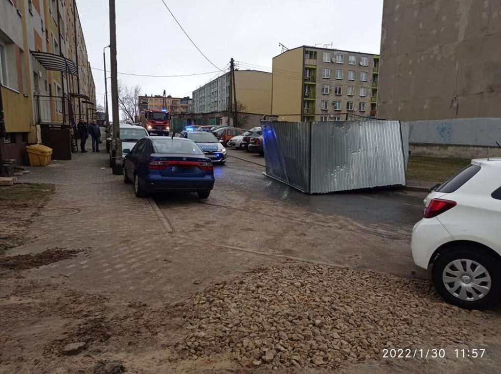 Wiatr przewrócił blaszany garaż