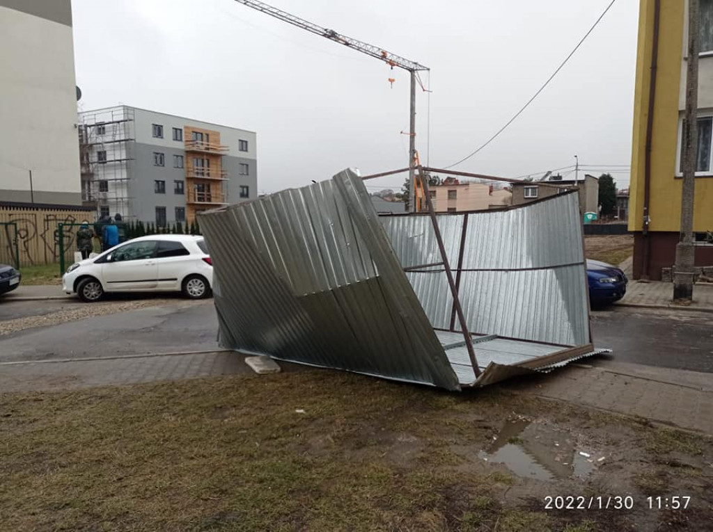 Wiatr przewrócił blaszany garaż